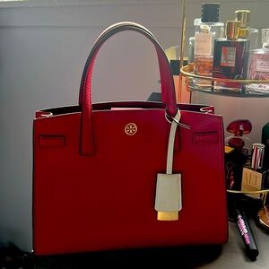 Bag: Size CM: Height 25 cm,Width 27 cm, Depth 12 cm             Color:red